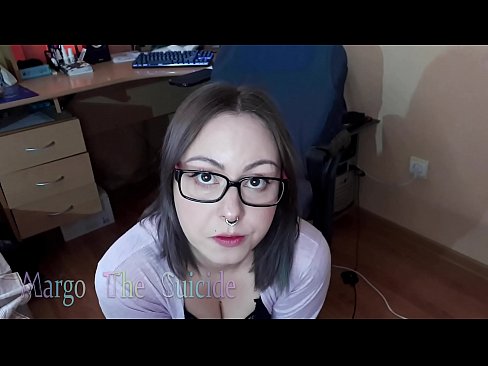 ❤️ Sexy meisje met bril zuigt Dildo diep op camera Quality sex at us ❤