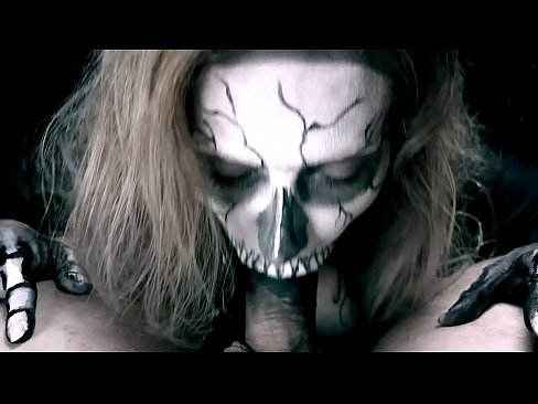 ❤️ Demon girl zuigt pik met haar zwarte mond en slikt sperma. Quality sex at us ❤