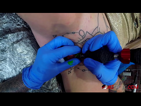 ❤️ Extreem getatoeëerde hottie Sully Savage kreeg een tatoeage op haar clitoris Quality sex at us ❤