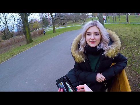 ❤️ Slikt het hete sperma van een vreemde voor geld - blowjob in het park door Eva Elfie Quality sex at us ❤